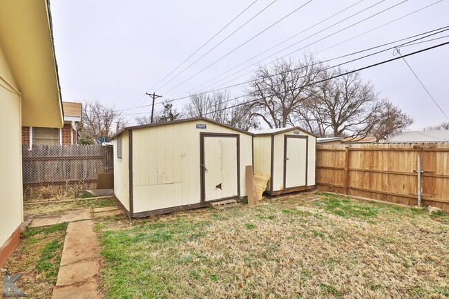 Building Photo - Complete update! 3 bed, 2 bath, 2 living, ...