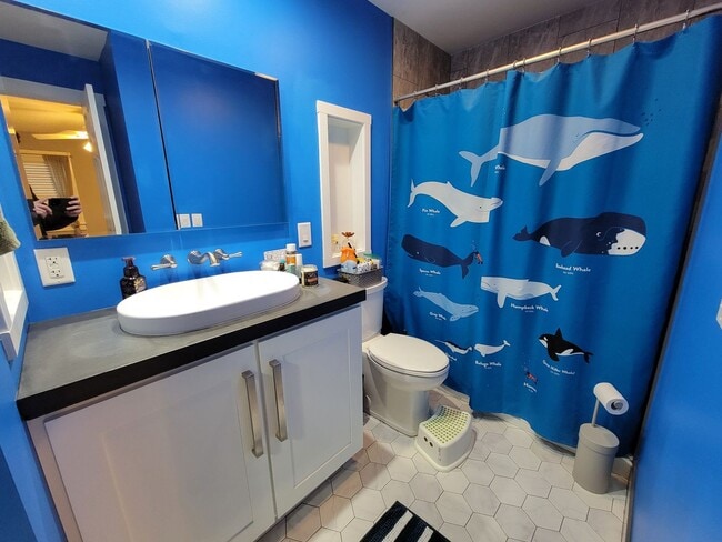 Building Photo - Charming 4 bedrom, 2 bathroom home with ex...