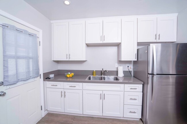 Building Photo - 2-bedroom/1-bathroom Apartment Available!!!
