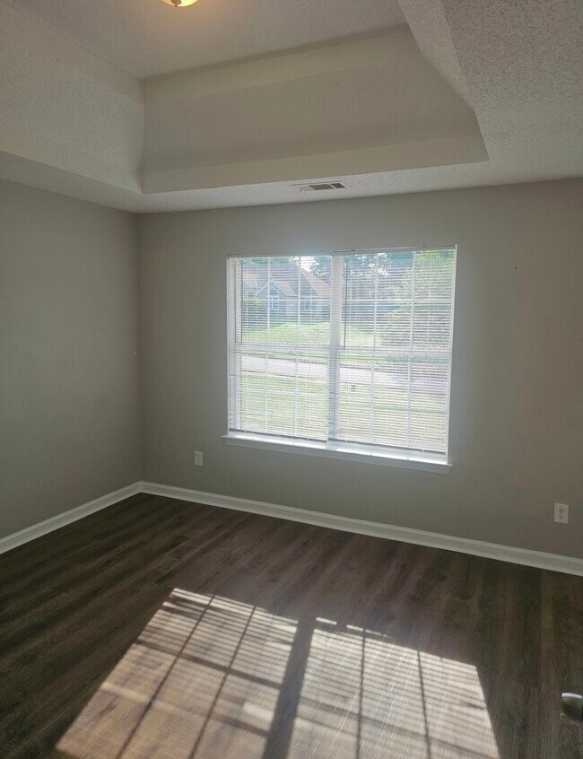 Building Photo - 670 Burtons Cove