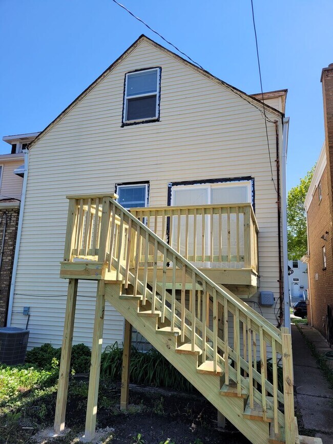 Building Photo - Beautiful Recently Renovated Contemporary ...