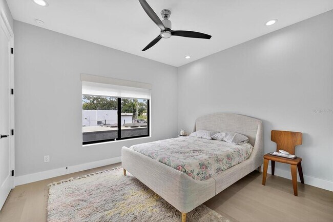 Building Photo - 423 W Amelia Ave