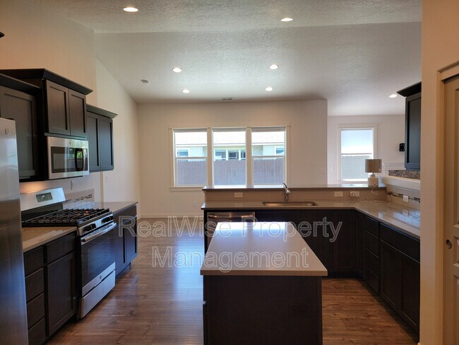 Building Photo - 2482 NW Glen Oak Ave