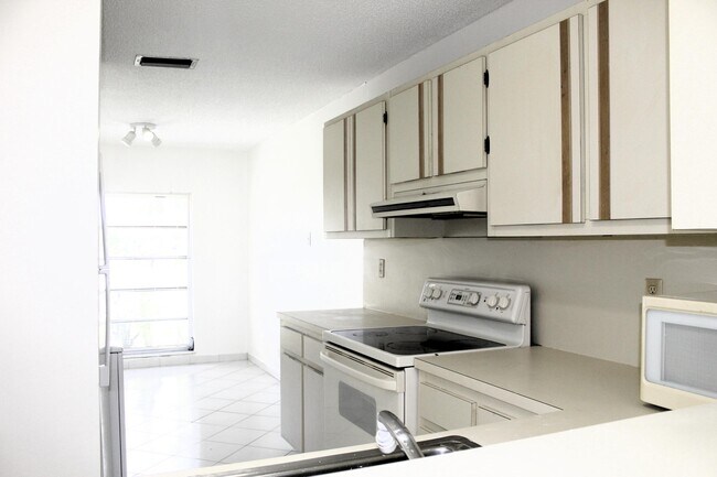 Building Photo - 5620 Queen Palm Ct