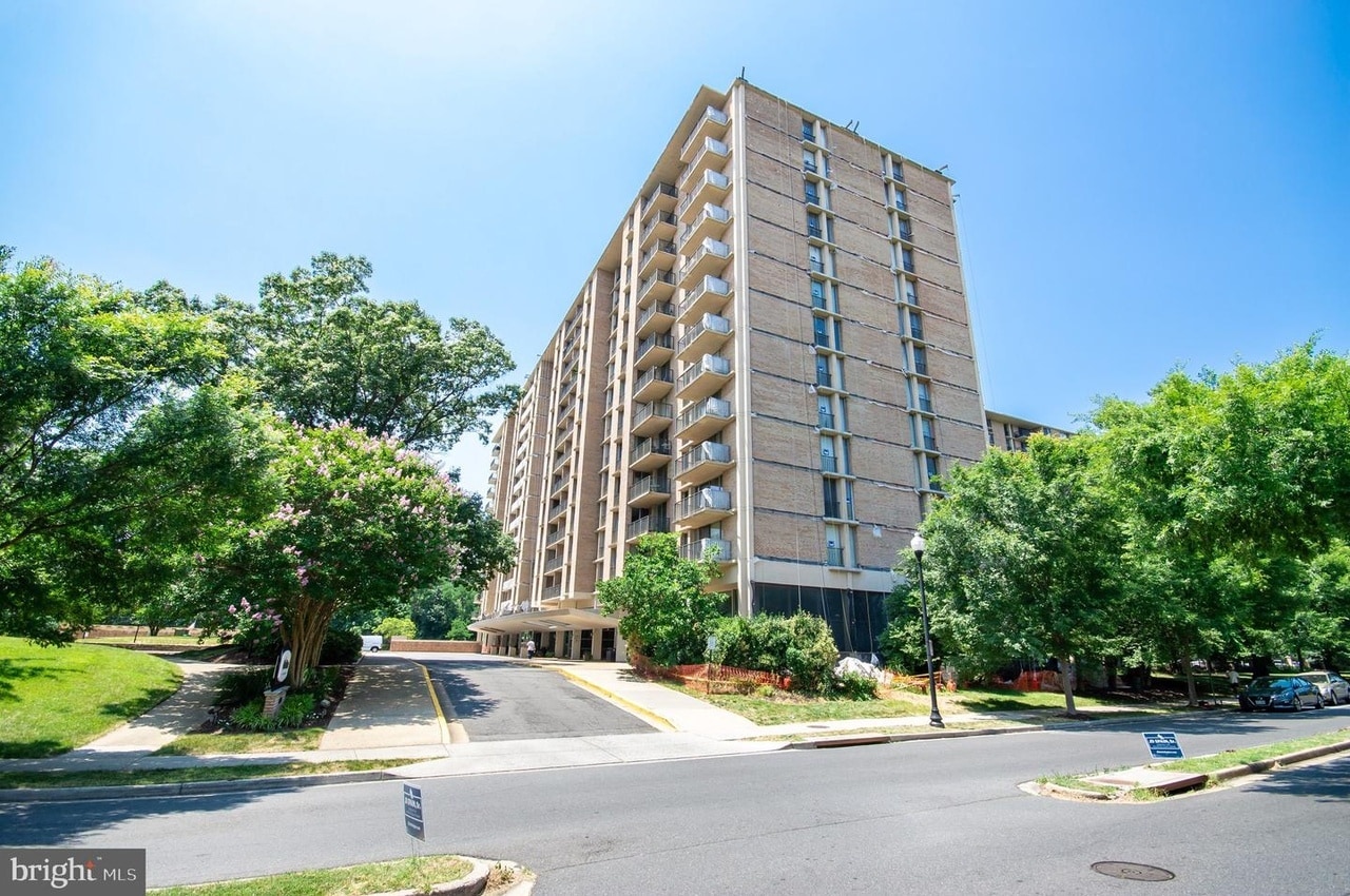 Building Photo - 4600 S Four Mile Run Dr