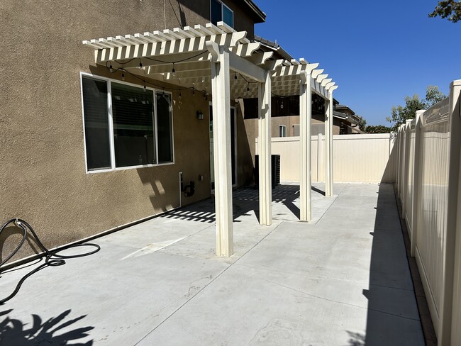 Building Photo - 10960 Knoxville Way