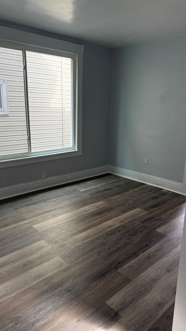 Building Photo - 2 bedroom house available now