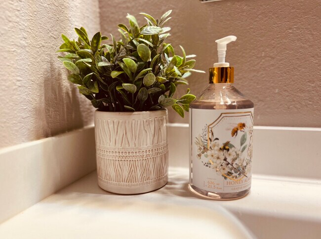 Building Photo - 4041 E Camelback Rd