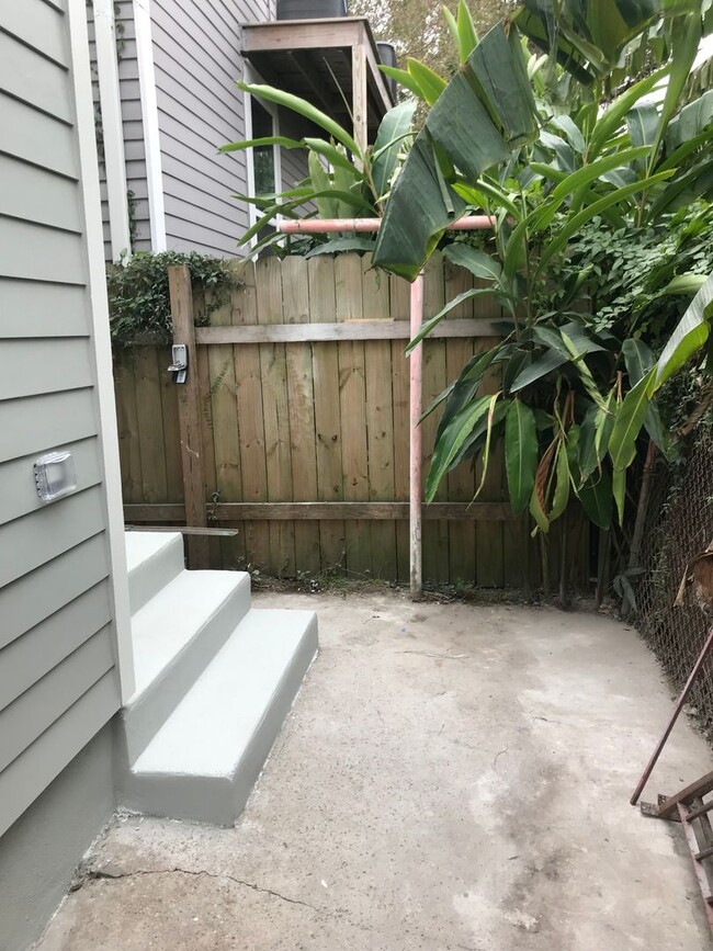 Building Photo - 917- 919 N Prieur