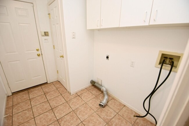 Building Photo - Newer South Bend IN home 10 mins from Notr...