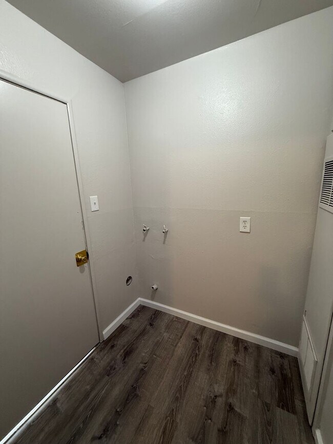 Building Photo - 512 Carpenter St