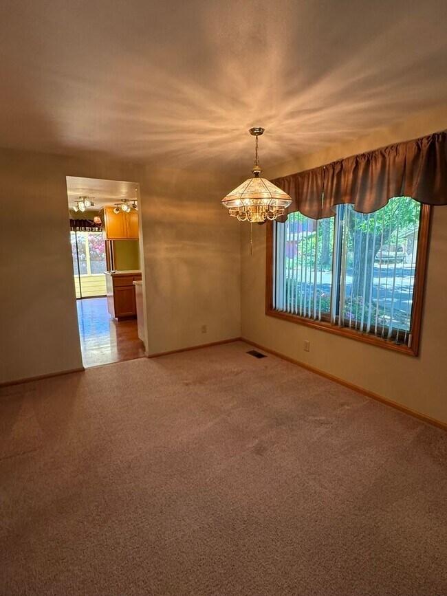 Building Photo - Beautifully landscaped 3 bed/2 bath home in Springfield