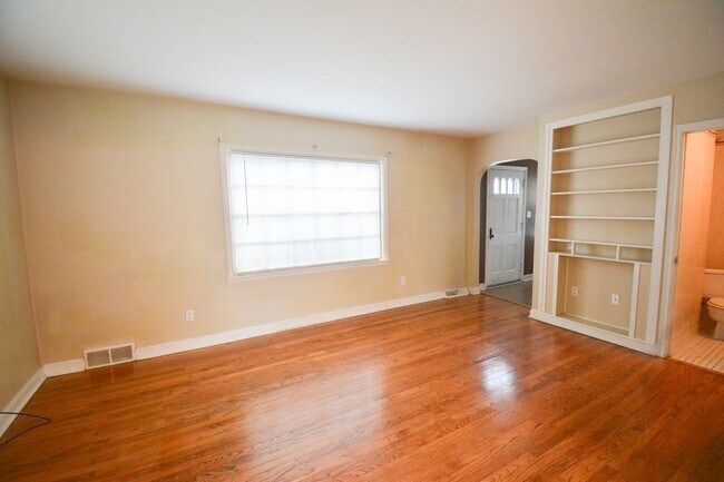Building Photo - Conveniently located 3 bed 1.5 with Fenced In Yard Available NOW!