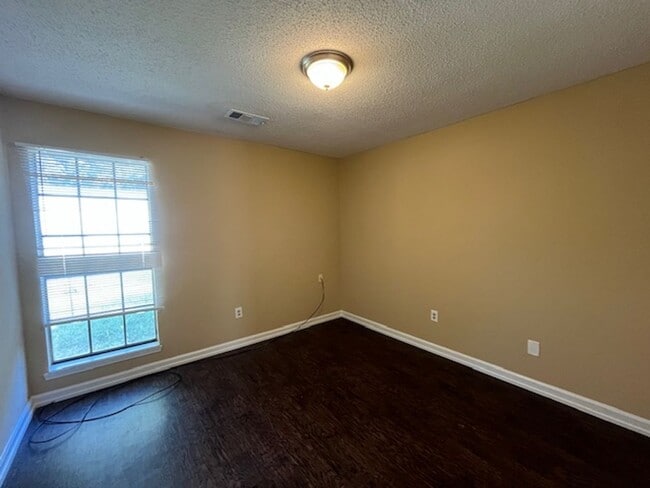 Building Photo - Renovated 3 Bedroom 2 Bath Home for Rent!