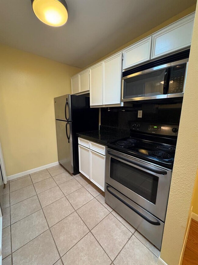 Building Photo - 400 W 35th St