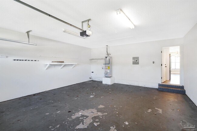 Building Photo - 323 Twisted Oak Dr