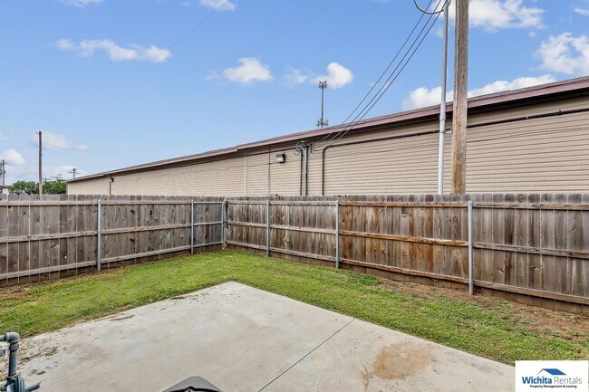 Building Photo - Westside duplex - 3 Bedroom 2 Bathroom  **...