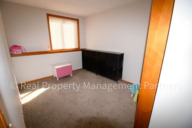 Building Photo - 2 Bed, 1 Bath Lower-Level Unit with Garage Parking and Trail Access