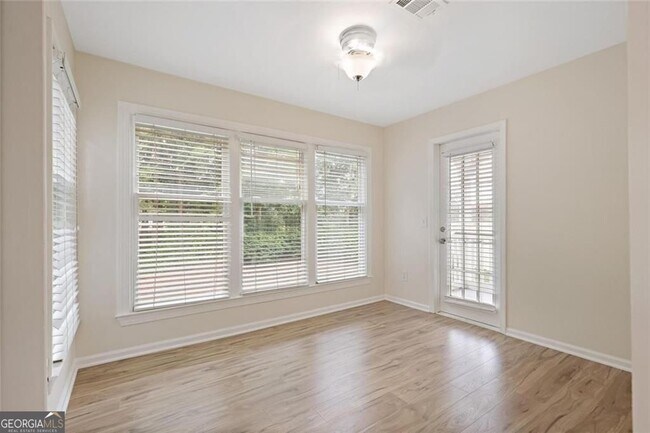 Building Photo - 911 Hollyfax Cir NE