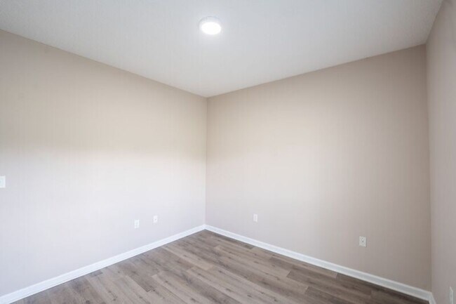 Building Photo - 10 Arbors Cir