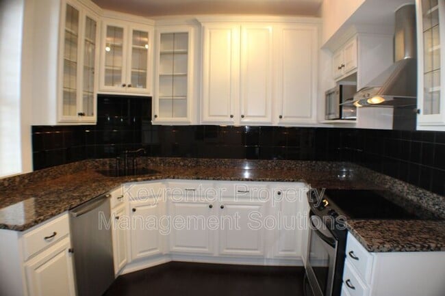 Building Photo - 100 W Village Dr