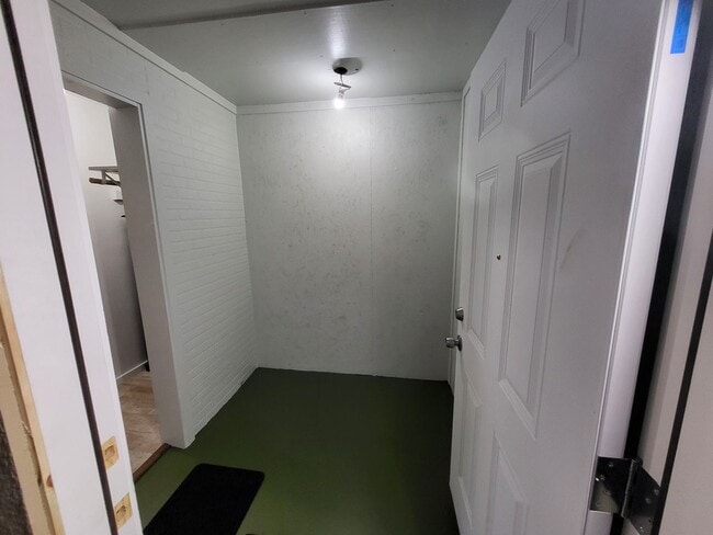 Building Photo - Garage Apartment