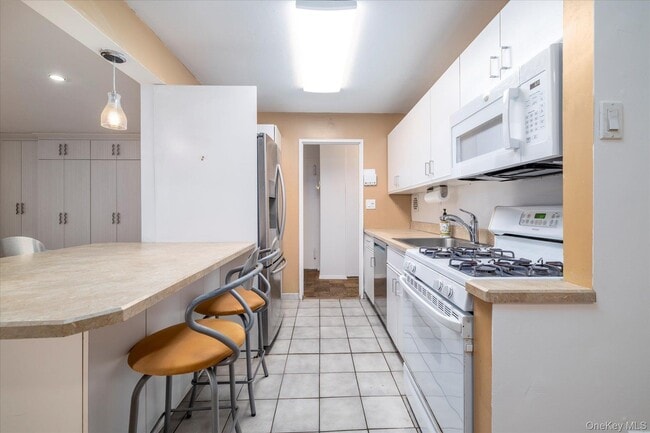 Building Photo - 420 Shore Rd