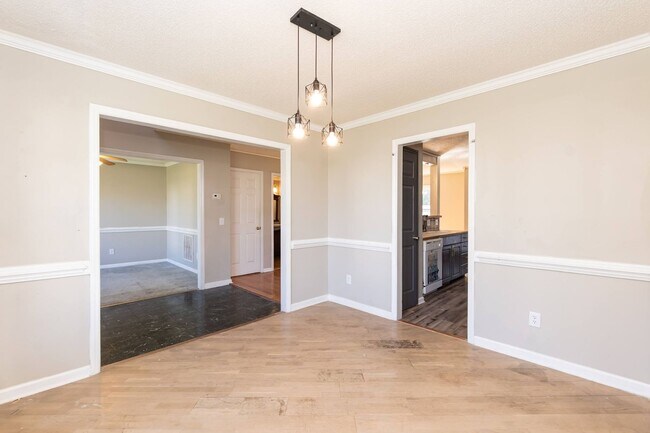 Building Photo - Large Three Bedroom Home!