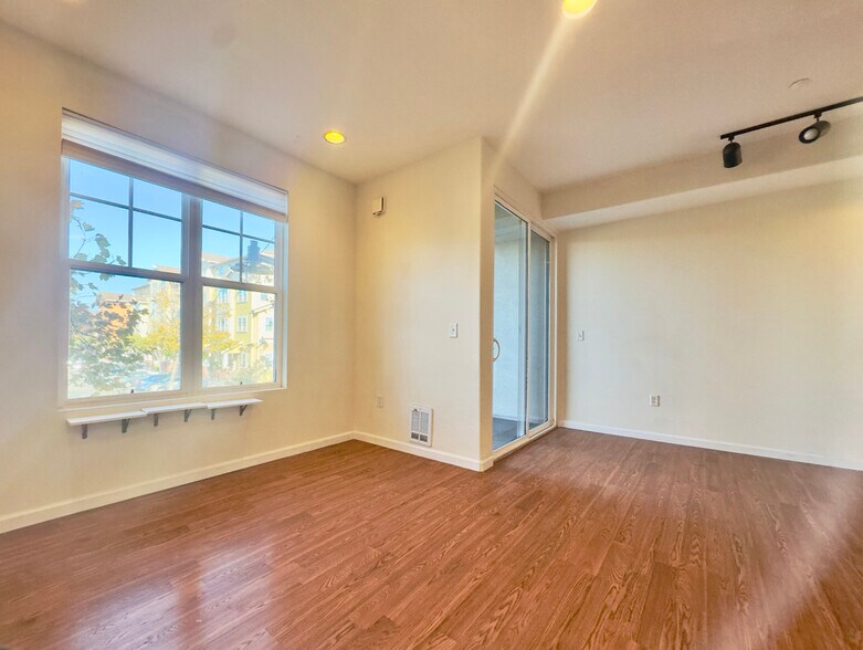 Building Photo - 1121 40th St