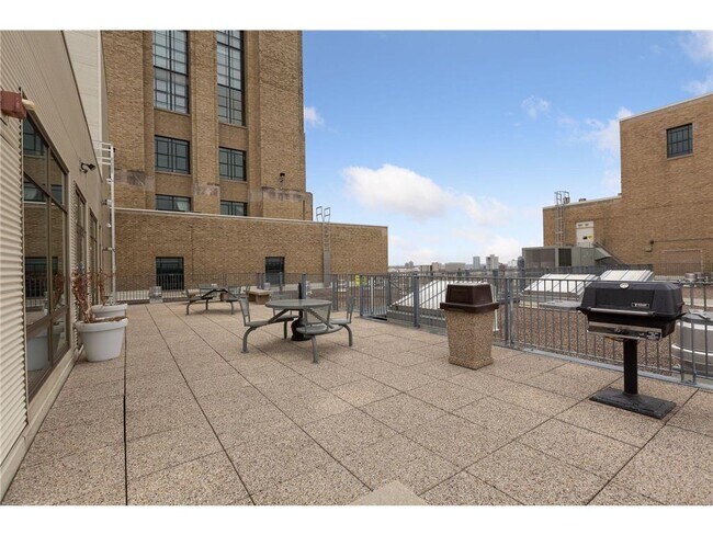 Building Photo - 2929 Chicago Ave