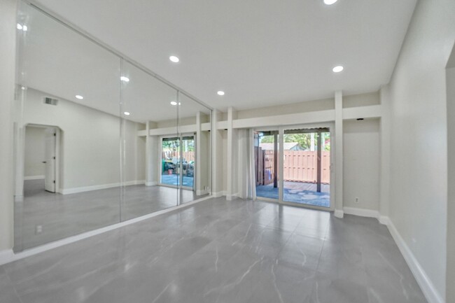 Building Photo - Beautifully Renovated 3BR/2BA Townhome in ...