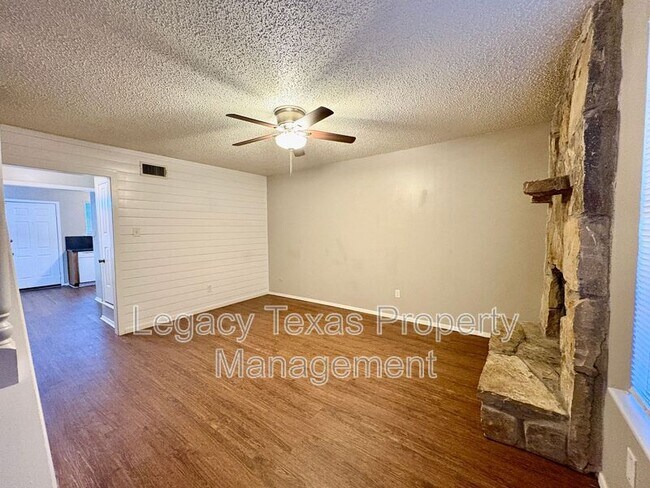 Building Photo - 1407 Courtney Pl