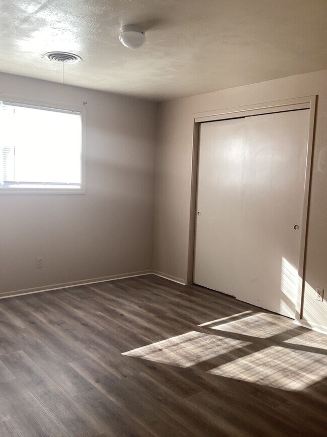 Building Photo - Country living close to town in Portales!