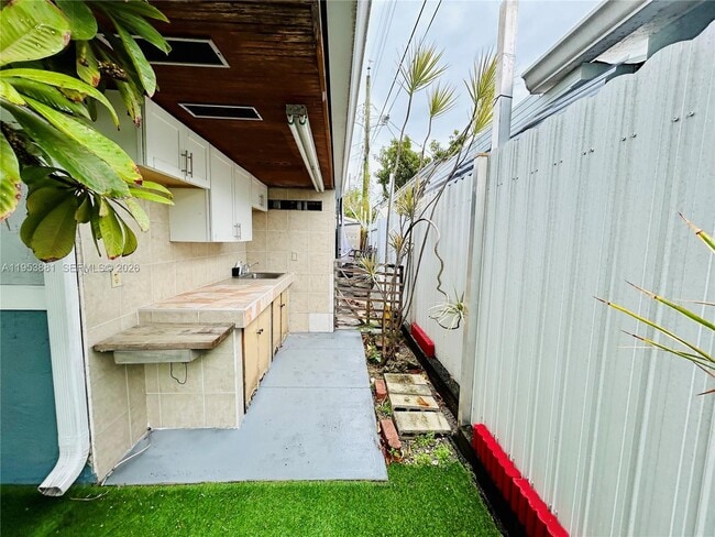 Building Photo - 880 SE 4th Pl