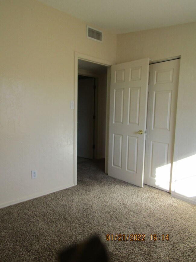 Building Photo - Very nice home located in the Gooch Area! New Flooring ( LVP) /Freshly Painted/No Pets!