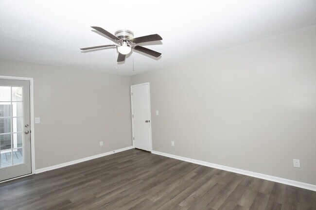 Building Photo - "Charming 3-Bedroom Retreat with Granite Touches and Cozy Fireplace on Winchester Rd!"