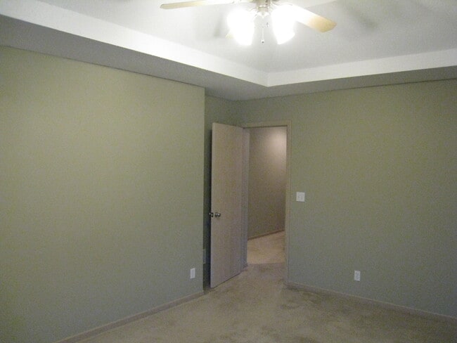 Building Photo - 9806 N Lewis Ave