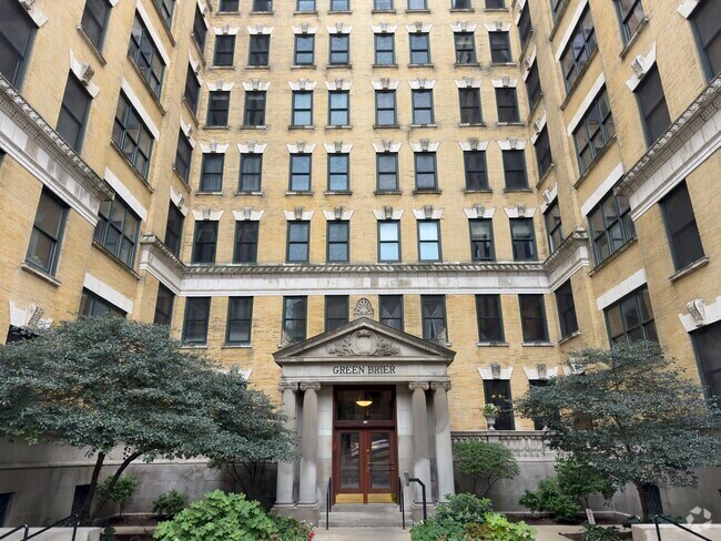 Building Photo - 559 W Surf St