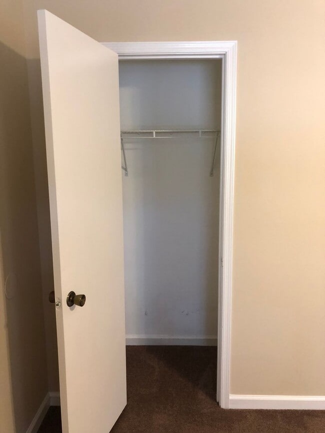 Building Photo - 2 Bedroom 1.5 Bath Townhouse