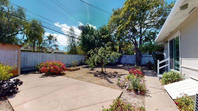 Building Photo - Updated 3 bedroom home, backyard, washer/d...