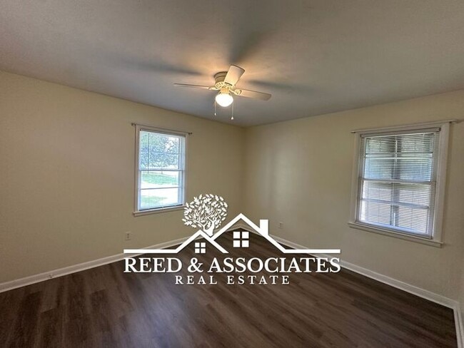 Building Photo - Cozy Collierville Home!!!
