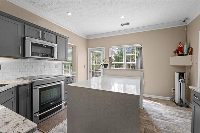 Building Photo - 38 Roxbury Ln