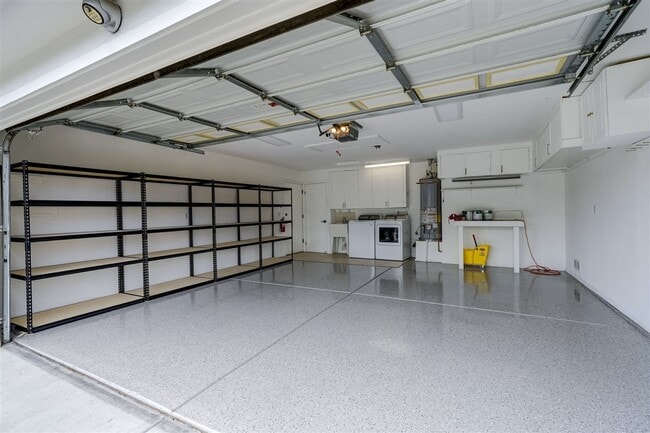Building Photo - 2 bedroom, 2 bathroom home in Victorian Es...