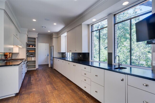 Building Photo - 3231 Tarryhollow Dr
