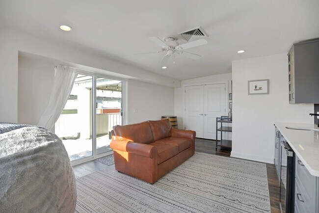 Building Photo - Gorgeous Conshohocken 3 Bedroom, 2.5 Bath END Unit Townhome With Amazing Views!