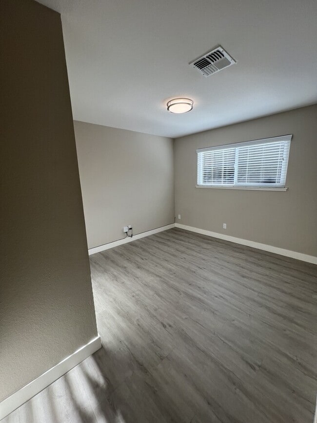 Building Photo - 5535 Skyridge Dr