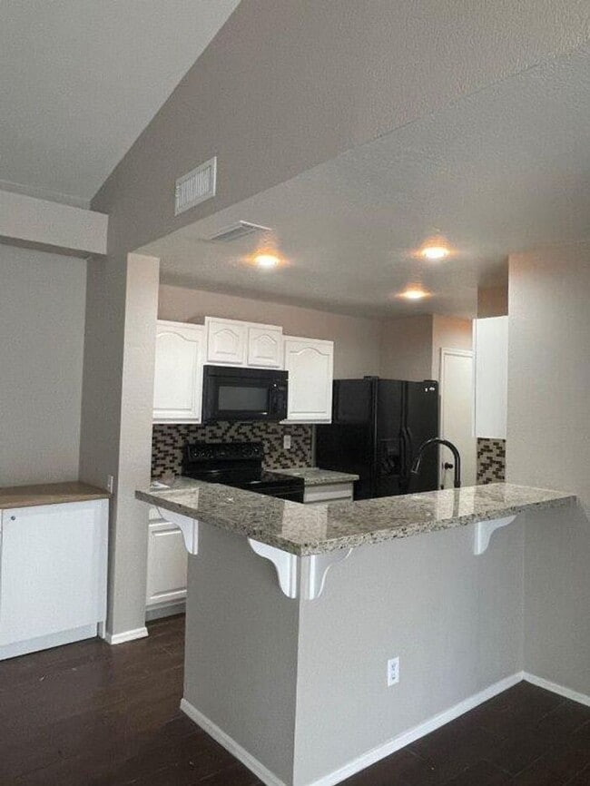 Building Photo - 2035 S Elm St