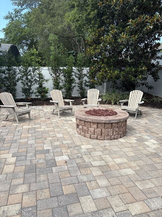 Building Photo - Stunning 6-Bedroom Pool Home in Desirable ...