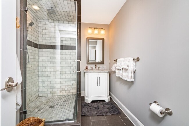 Building Photo - 880 E 2nd St