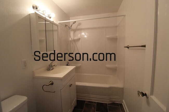 Building Photo - One Bedroom Duplex in North Kansas City